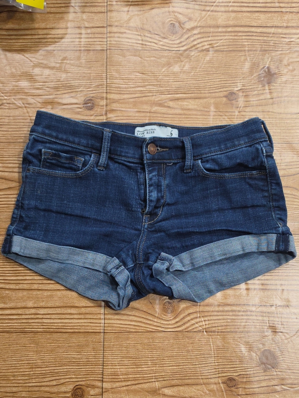 Abercrombie & Fitch Low Rise Short Size 6 W28